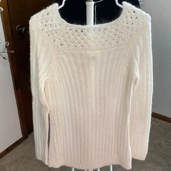 LOFT mohair and acrylic sweater! Cream colored cable knit! Size US Medium (M). - Picture 5 of 5